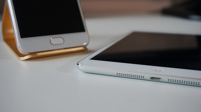 Berater zeigt Immobilienoptionen auf Tablet mit Stadtkarte im Hintergrund