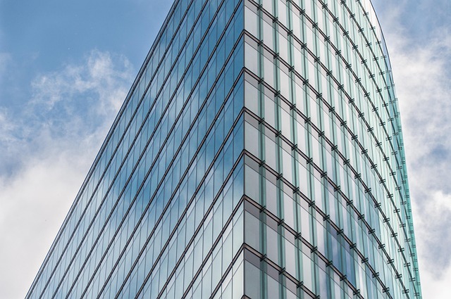 Immobilienberater im Anzug vor modernem Bürogebäude