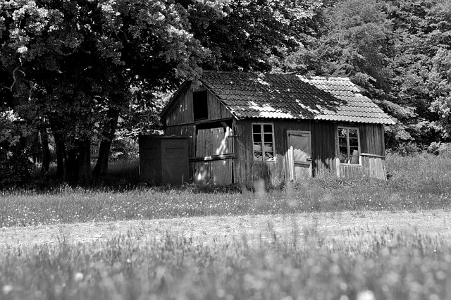 Datenanalyst mit mehreren Bildschirmen und Immobiliendaten