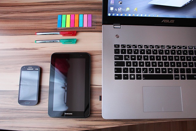 Smartphone und Tablet mit Immobilien-App Suchfilter und Objektvisualisierung